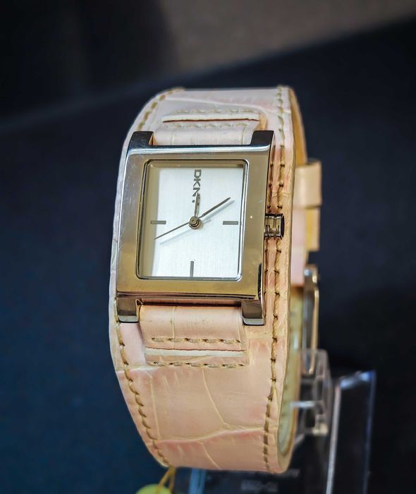 Продавам дамски часовник DKNY