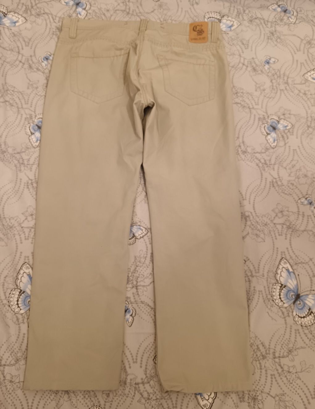Vand blugi barbati(20-40 de ani),culoare bej deschis-marime 44