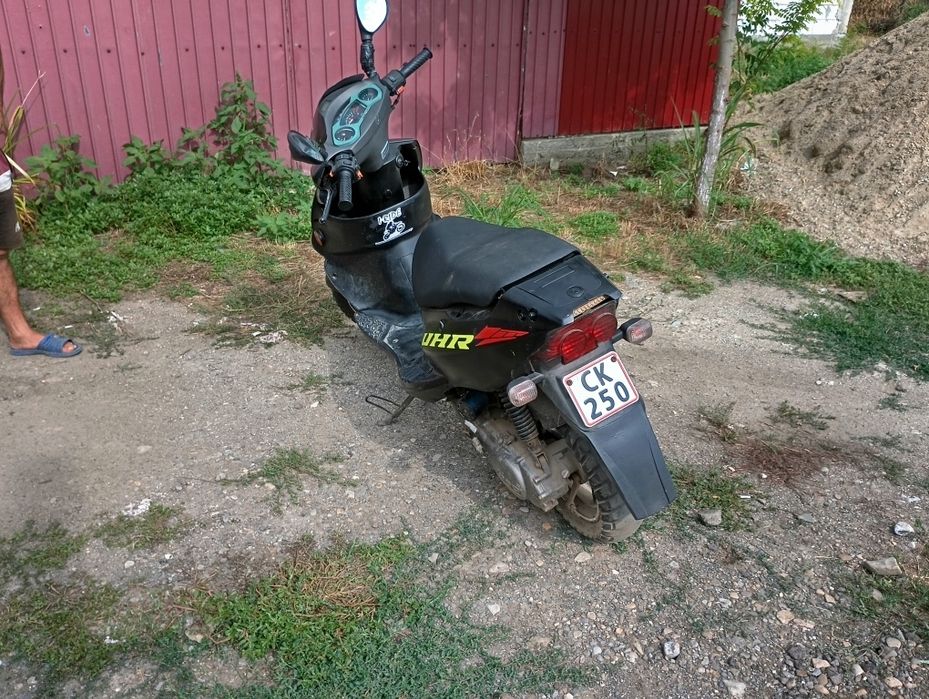 Vând scuter pgo motor 50 accte ok merge perfect ai ara și bine