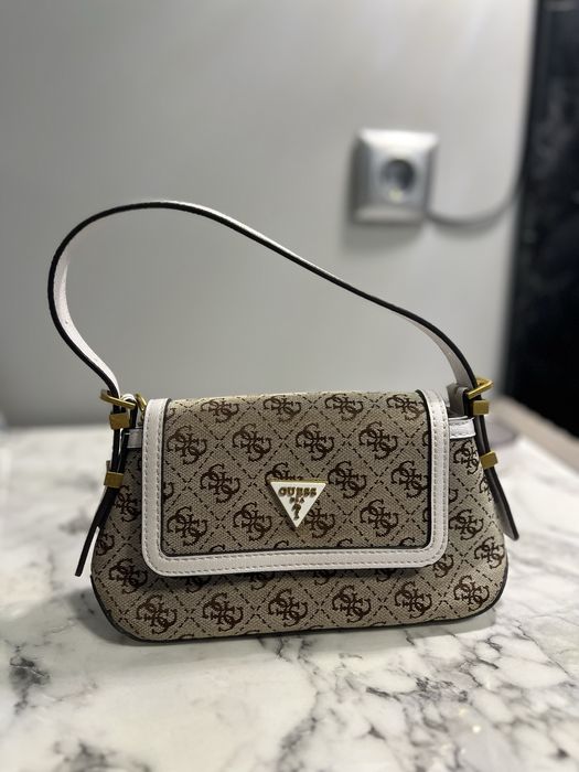 Топ оферта за оригинална чанта GUESS