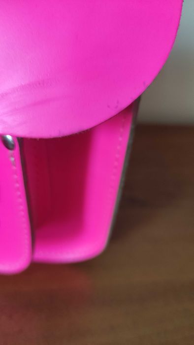 Маркова английска чанта от естествена кожа в неоново розово нова