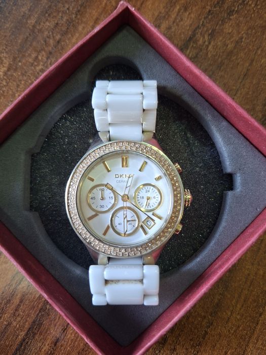 Часы наручные DKNY со стразами