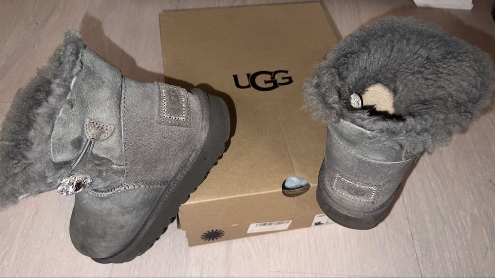 Cizme UGG piele intoarsa originale Mini Bailey cu cristal