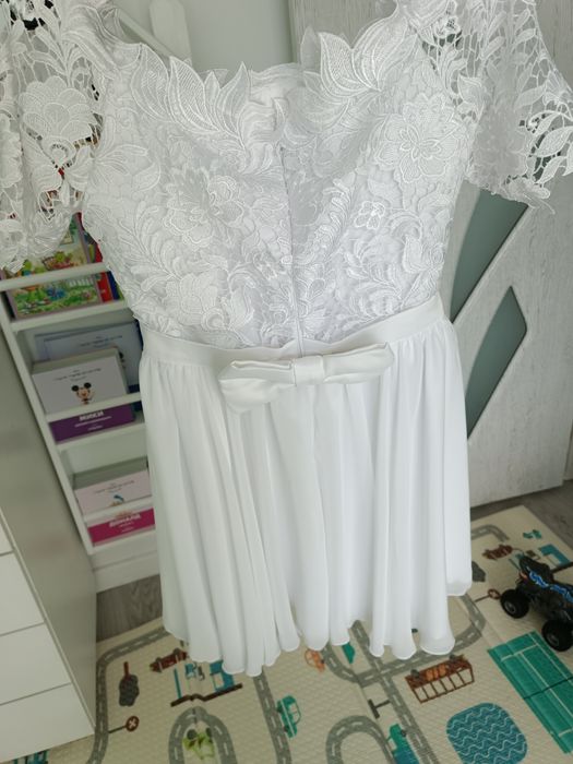 Бяла официална рокля с паднали рамене и дантела