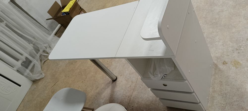 Продам маникюрный стол с двумя стульями
