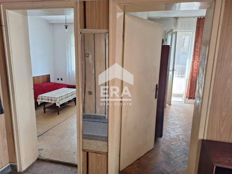 Продава се тристаен апартамент в кв. Училищни, Хасково!