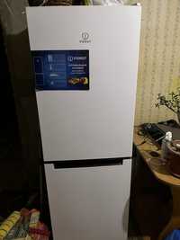 Холодильник indesit