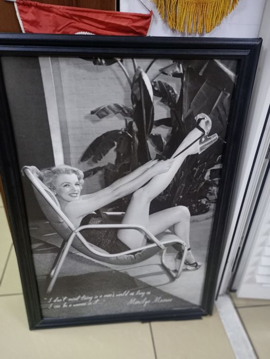 Фото Мерлин Монро в рамке.