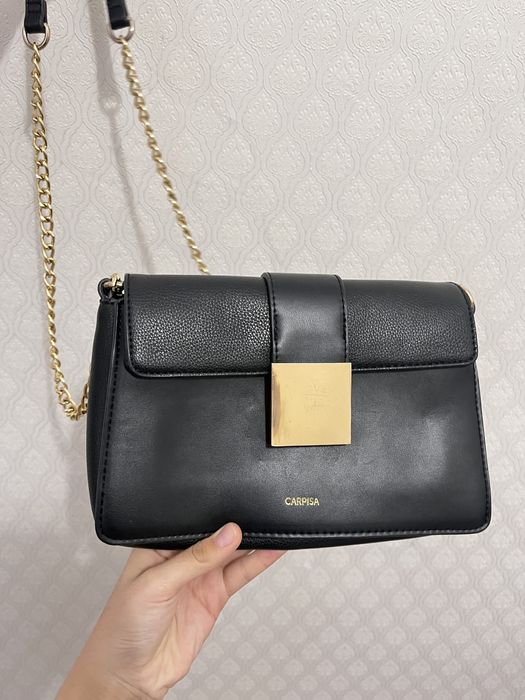 Сумочка черного цвета с золотой фурнитурой