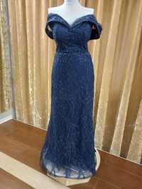 Елегантна дизайнерска вечерна рокля в тъмно синьо