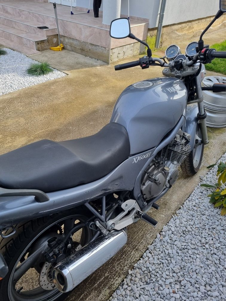 Motocicleta Yamaha 600