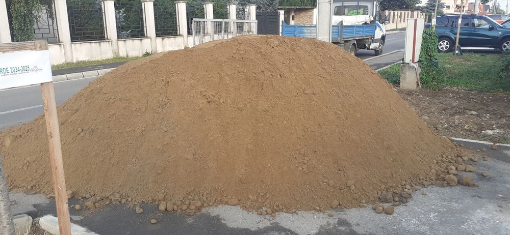 Amenajare curți exterioare cu gazon și piatră