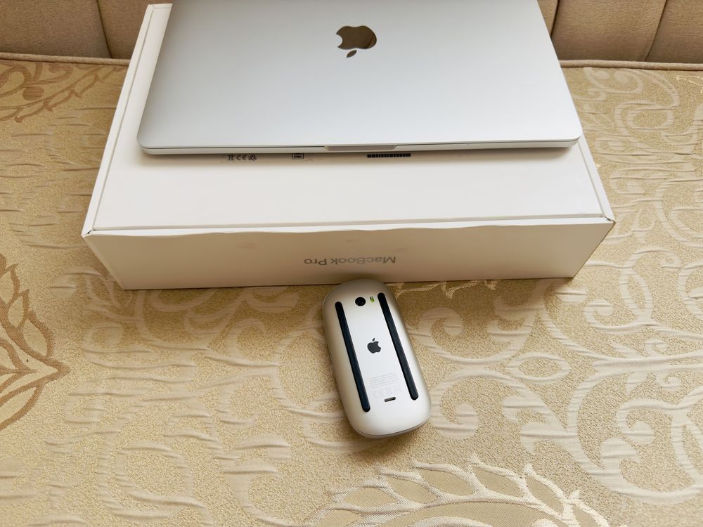 Macbook pro 13”procesor M2  +magic mouse apple