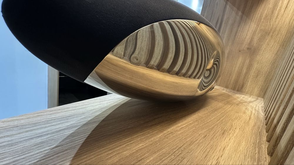 Bowers & Wilkins Zeppelin - конвертиран в Bluetooth