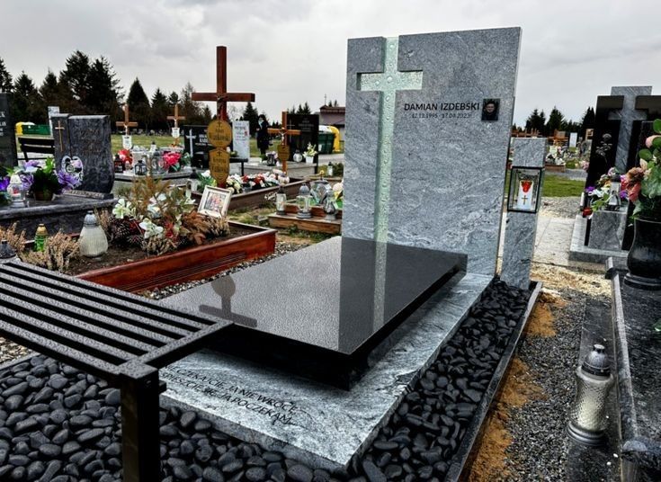 Monumente funerare granit transport gratuit în toată tara