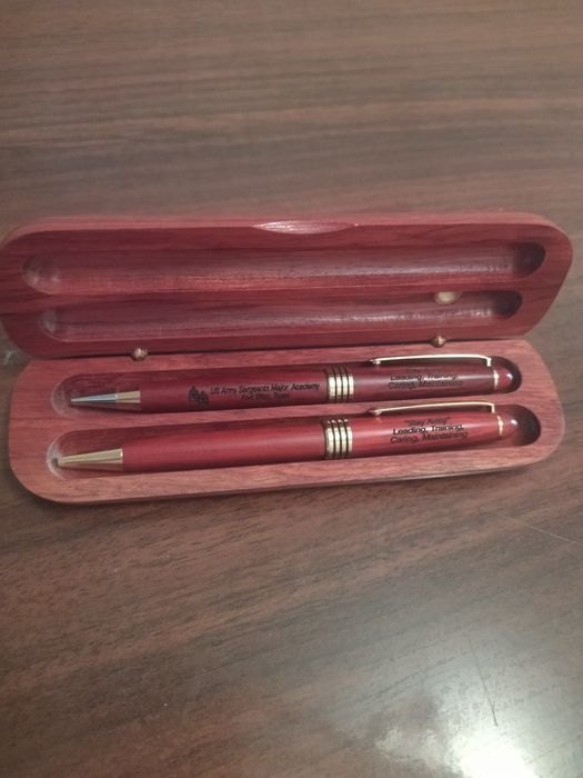 Шкатулка из красного дерева