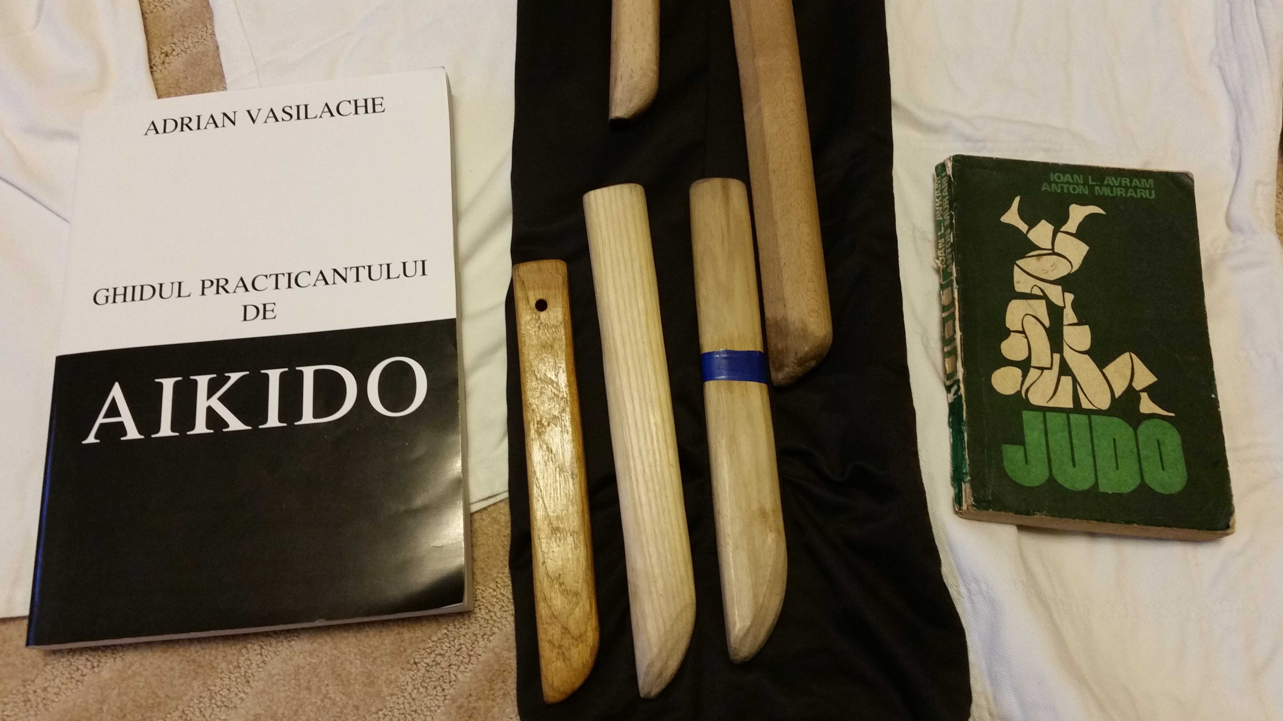 Set 2 Kimono de Aikido si de Judo inclusiv centuri, Bokken si carti