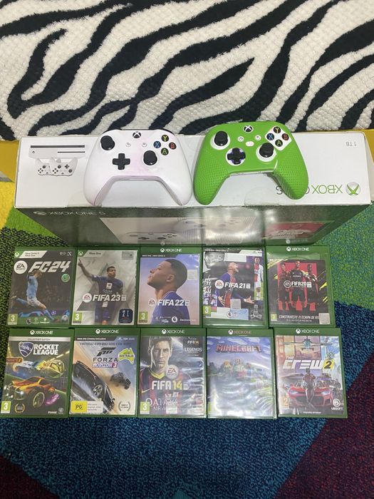 Xbox One S 1 TB,2 manete + Volan Ferrari 458 Thundermaster