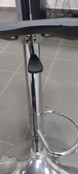 Scaun de bar reglabil, picior cromat, stare bună