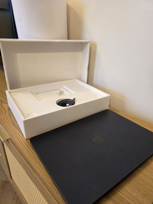 MacBook Air M2 2022 aproape nou