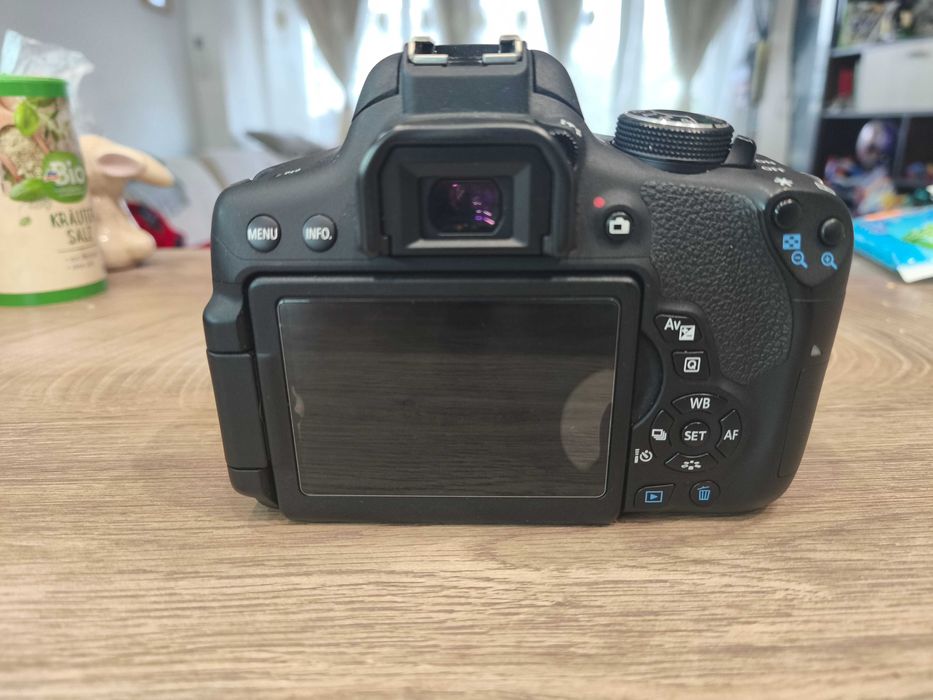 Canon 750d + обектив canon 18-135 mm.