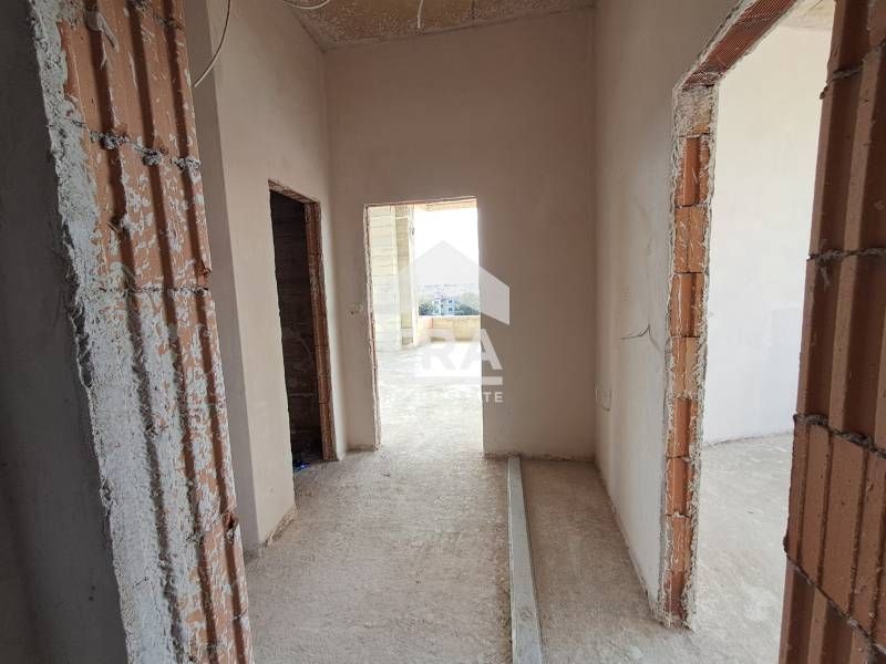 Тристаен апартамент за продажба, с големи стаи, юг/изток/запад, в ново