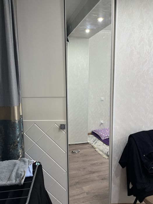 Екі шкаф сатылады, біреуінде 5 полкасы бар, киім ілетіні бар