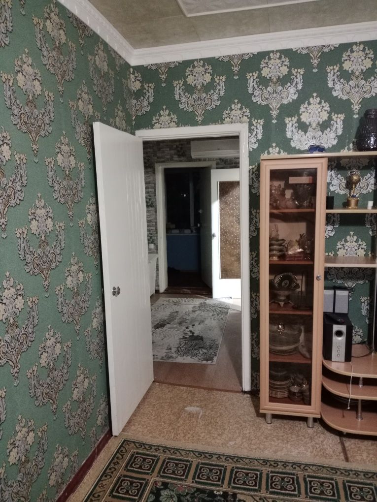 Сдам квартиру в 7м микрорайоне..около Аль Джасур 1й этаж .
