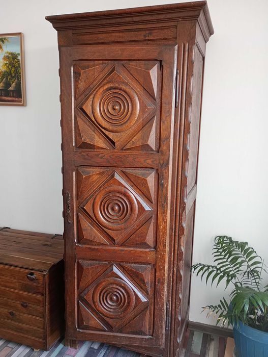 Dulap antic, din lemn masiv