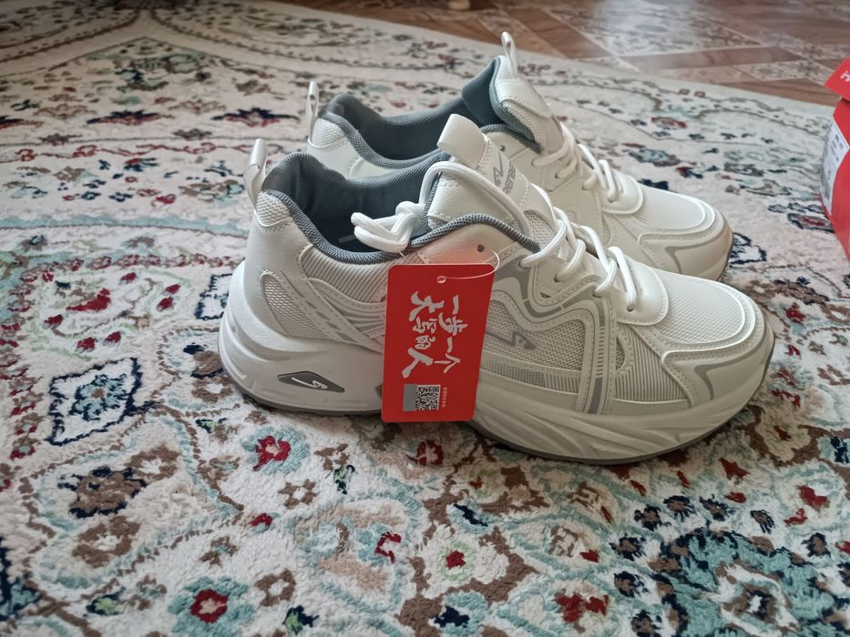 Новые кроссовки , белые&серые