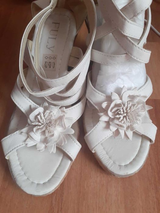sandale albe nr39 inpecabile