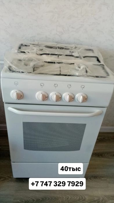 Газовая плита вместе с духовкой и стеклянный столик под телевизор