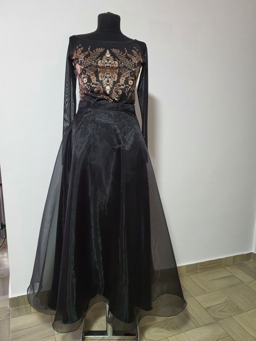 Fusta neagra  ampla din tull, eleganta și rafinata;