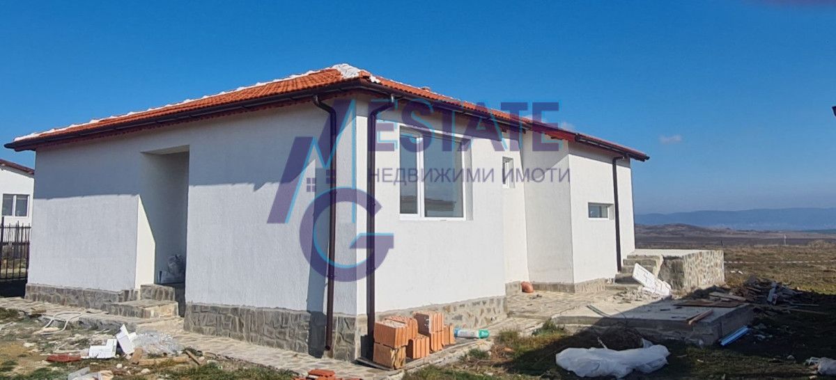 Продава класическа едноетажна къща с две спални - в гр.