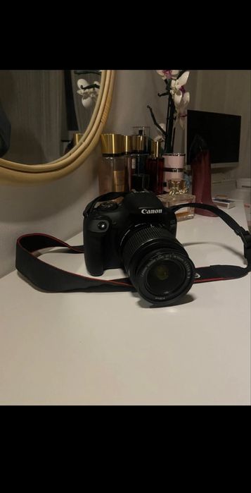 Camera Canon EOS2000D