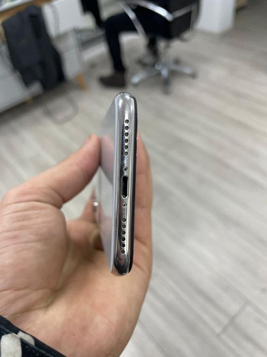 Vând iphone x telefonul merge foarte bine ie aproape nou tine bateria