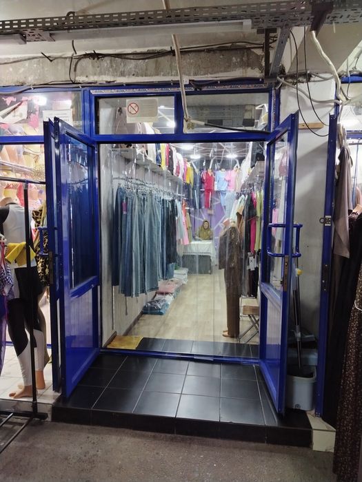 Урикзор бозорида магазин сотилади