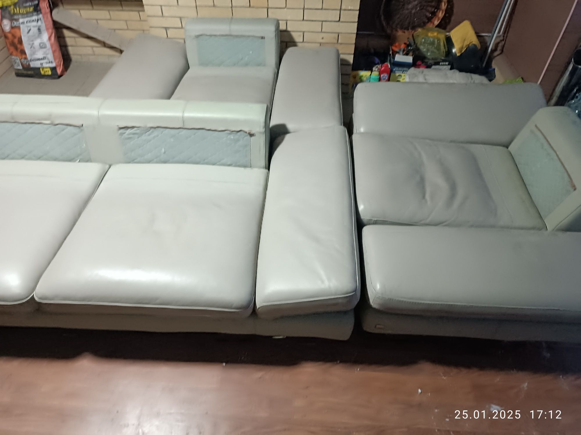 Срочно продается кожаный диван и 2 кресло