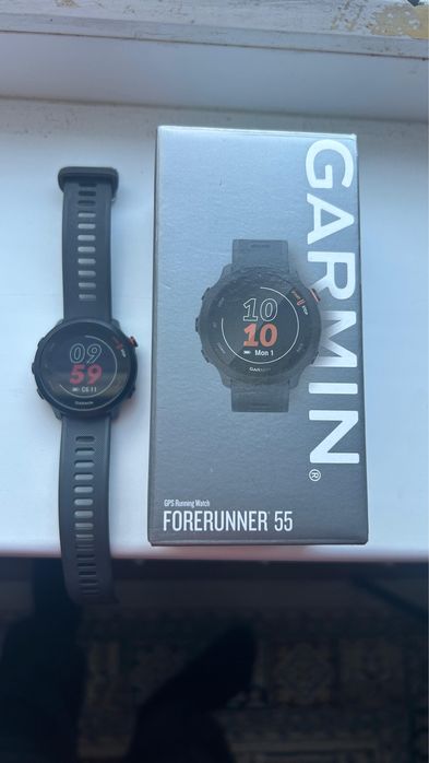 Смарт часы Garmin Forerunner 55.  44 мм черный цвет.Состояние как нов.