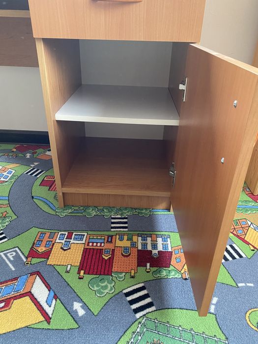 Vand birou in stare buna.