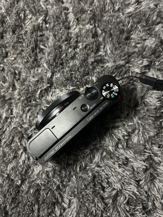 Camera digitala RX100