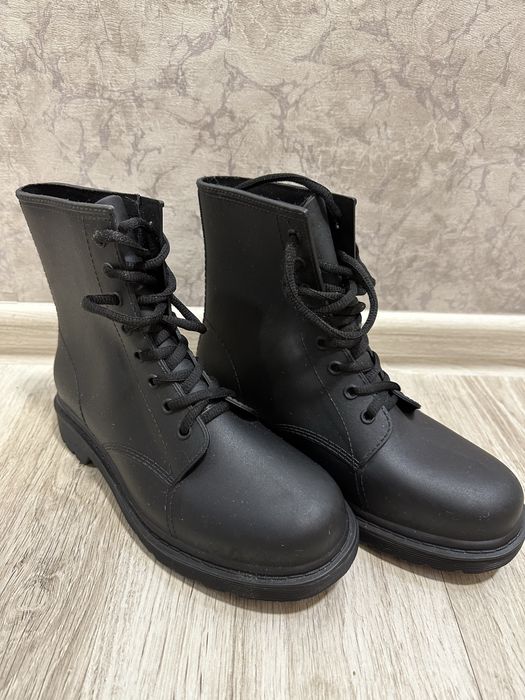 Продам женские резиновые сапоги новые