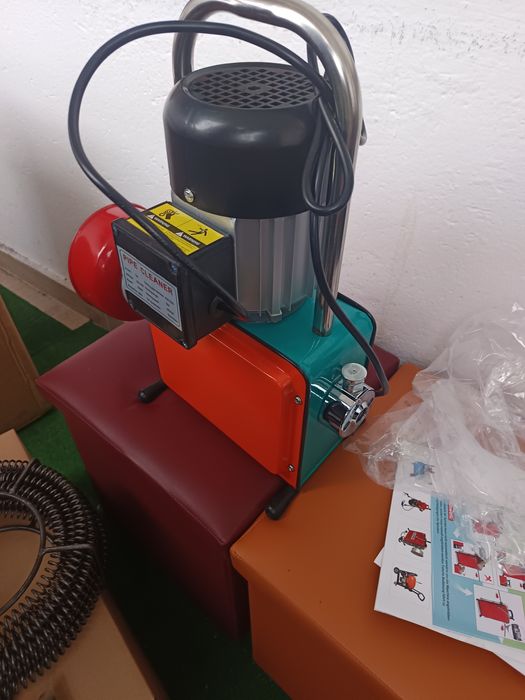 Mașină de desfundat tevi canalizare