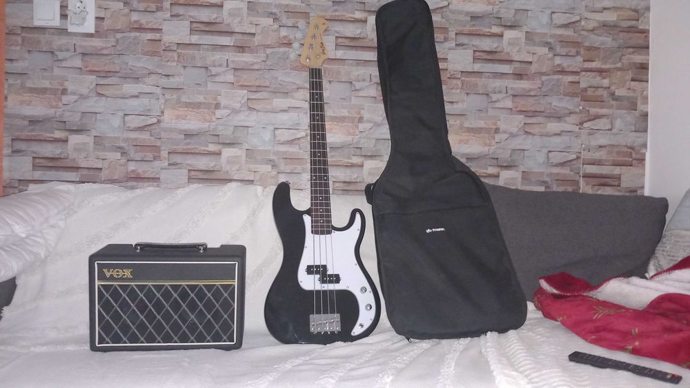 Chitara electrica Harley Benton PB-20 BK Standard + Amplificator Vox