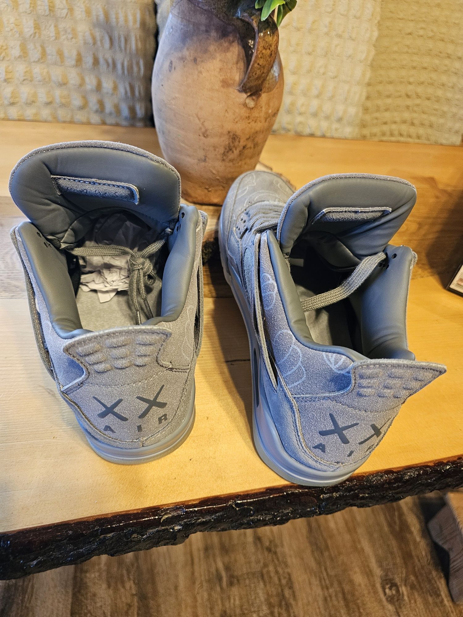 Adidasi, Snekersi X Kaws Air Jordan 4 Retro