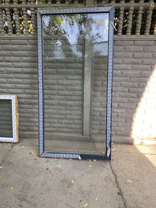 Продам дверь и окно пластиковые 7-ми камерные