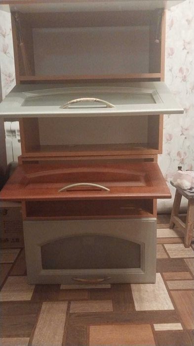 Продается  кух. гарнитур б/у, состоящий из 4 предметов. Торг уместен