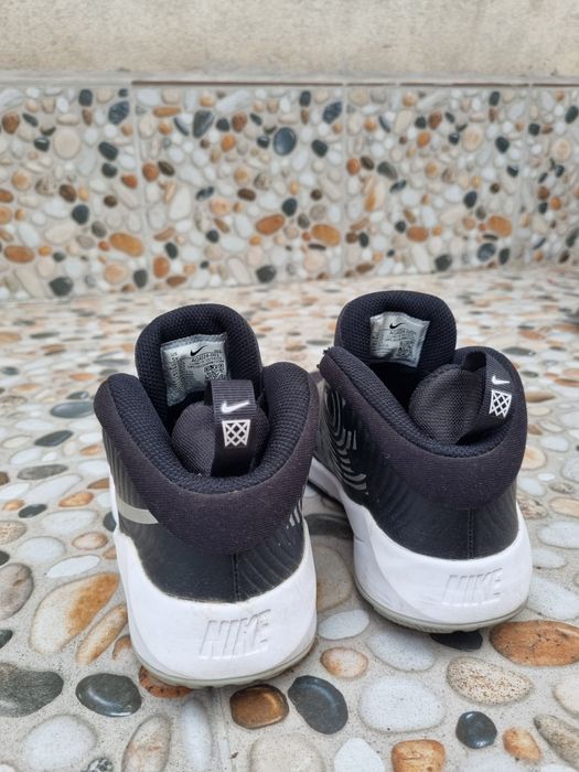 Vând adidași Nike aproape noi.