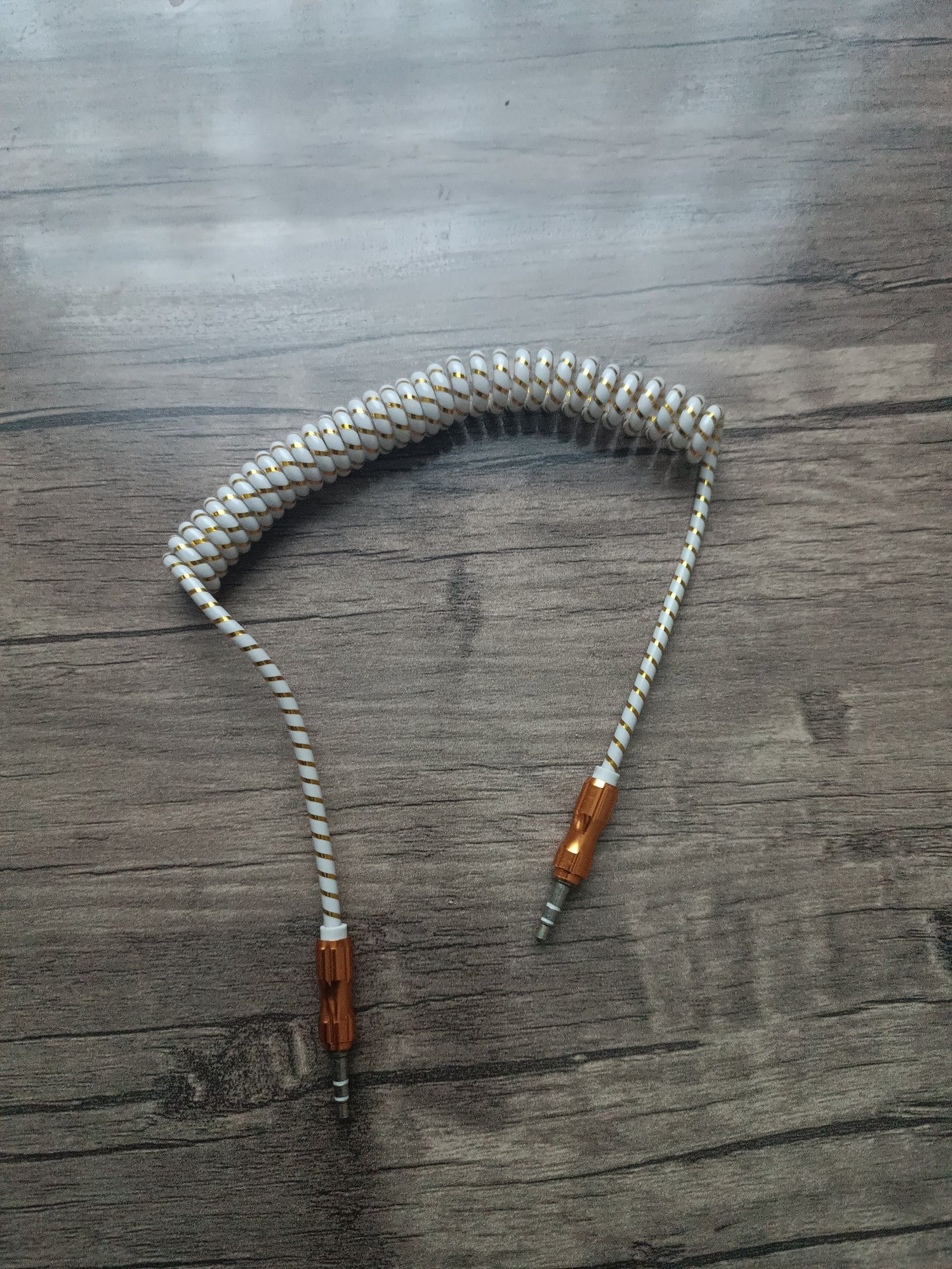 Quloqchin (naushnik) sotiladi