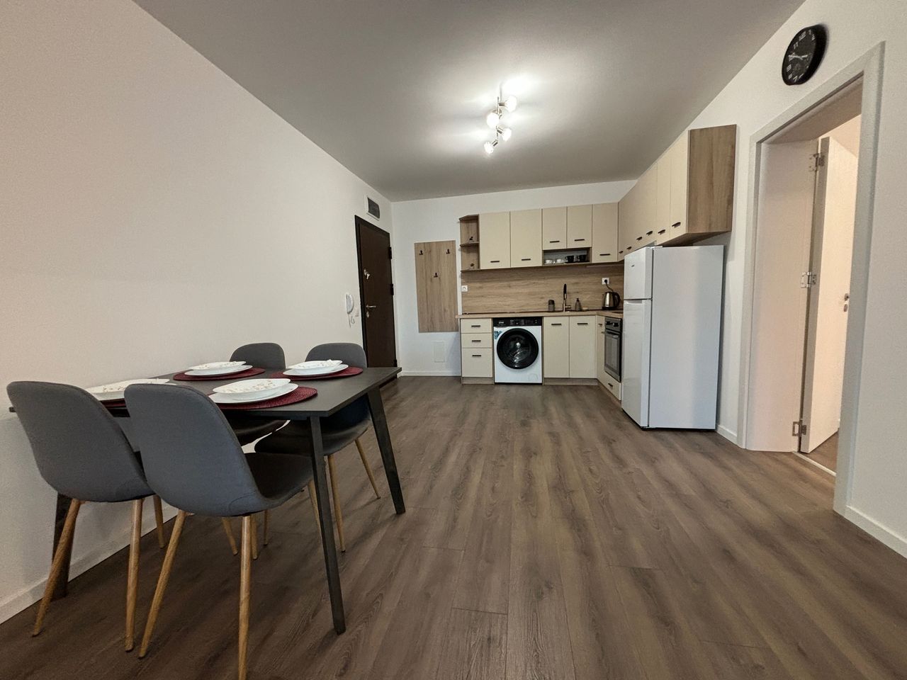 Дава се под наем Двустаен апартамент в Банско - 97 кв.м за 510 € - Снимка #2